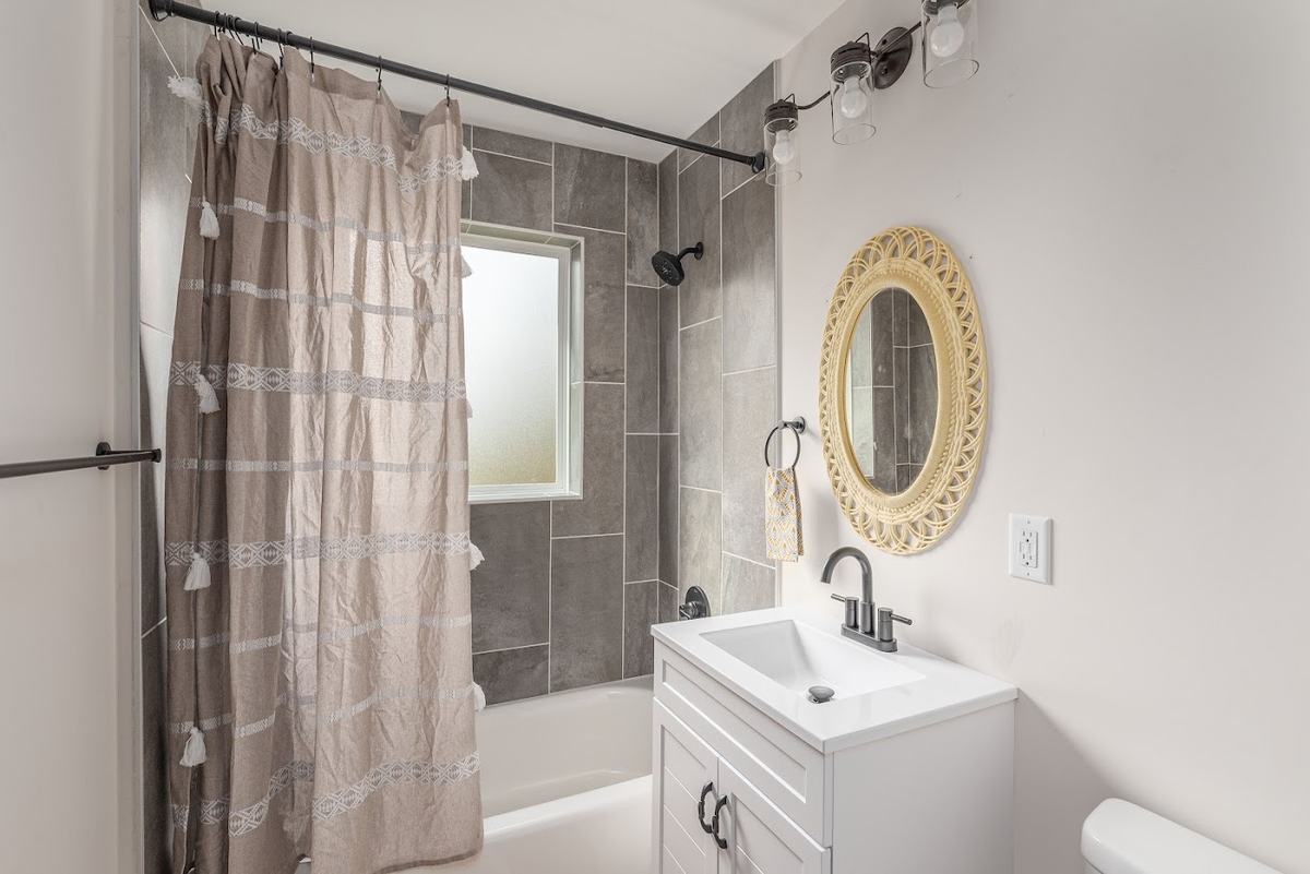 Bathroom with tiled tub surround