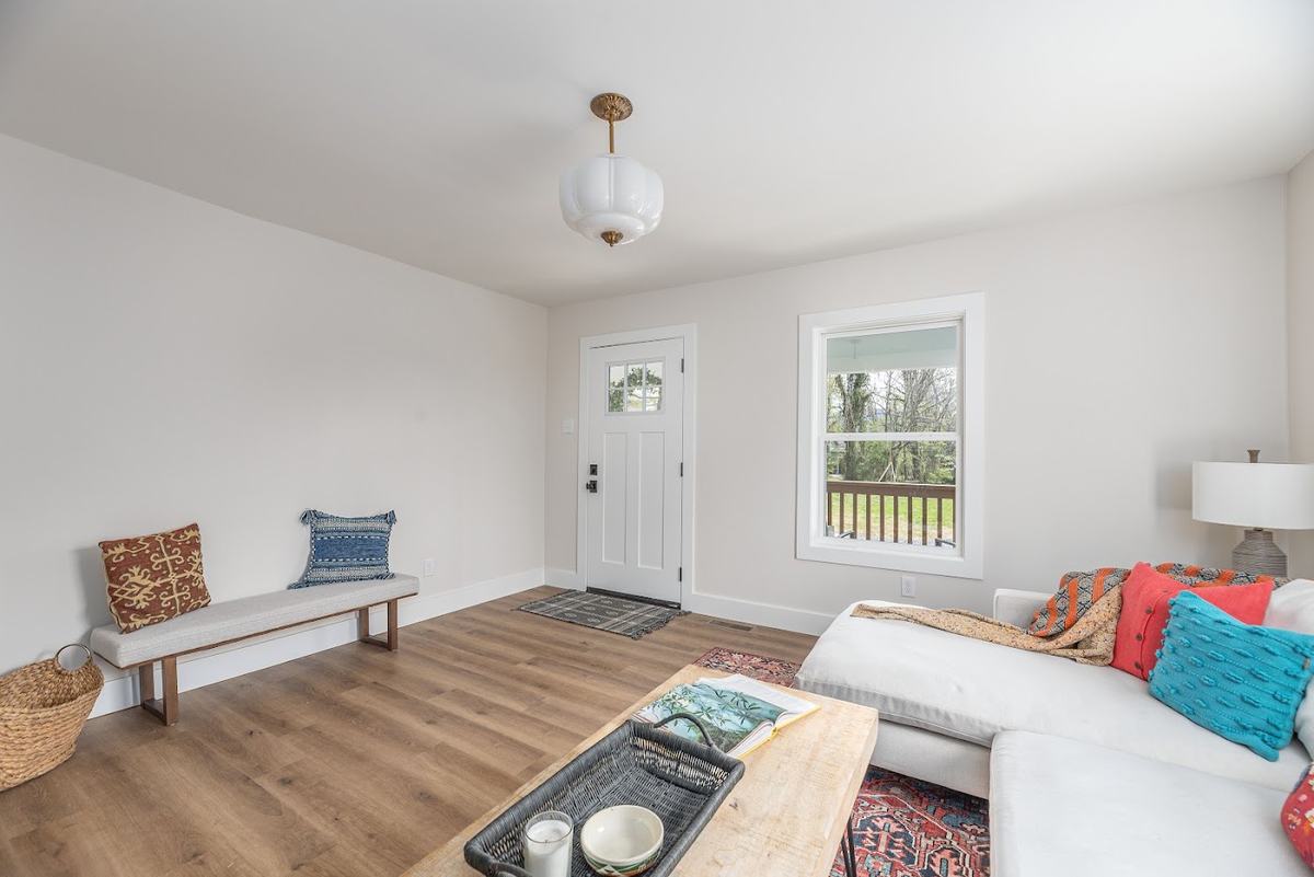 Living room seen from the opposite corner